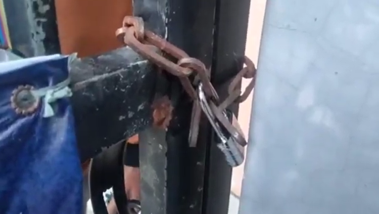 Dalam aksi di depan SMPN 6 Tambun Utara itu, massa sempat menggembok pintu gerbang sekolah. Akibatnya, sejumlah siswa baru yang hendak mengikuti kegiatan Masa Pengenalan Lingkungan Sekolah (MPLS) tidak dapat langsung memasuki area skolah dan tertahan di depan gerbang.