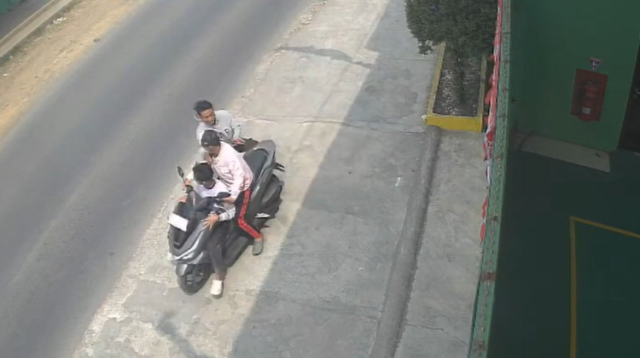 Screenshoot rekaman CCTV detik-detiik pelaku melarikan diri usai melakukan aksi pencurian tas berisi uang tunai Rp35 juta dan telepon seluler dari dalam mobil yang terparkir di Kampung Sampora RT 002 RW 001, Desa Jayasampurna, Kecamatan Serang Baru, Kabupaten Bekasi beberapa waktu lalu.