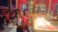 Rupang (patung suci) Dewa Ngo Kok Ong saat dibawa memimpin iring-iringan ritual tahwe (injak bara api).