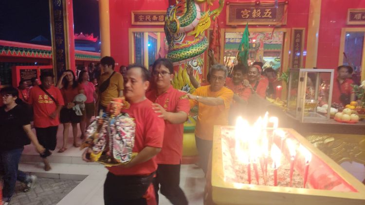 Rupang (patung suci) Dewa Ngo Kok Ong saat dibawa memimpin iring-iringan ritual tahwe (injak bara api).