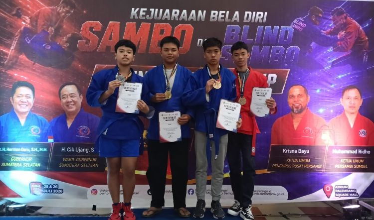 Siswa kelas IX SMPN 1 Cikarang Selatan, Muhammad Raziq Athari, berhasil mengharumkan nama Kabupaten Bekasi setelah meraih medali perak pada Kejuaraan Beladiri Sambo & Blind Sambo Open Gubernur Cup Sumatera Selatan 2026 yang digelar di Palembang.