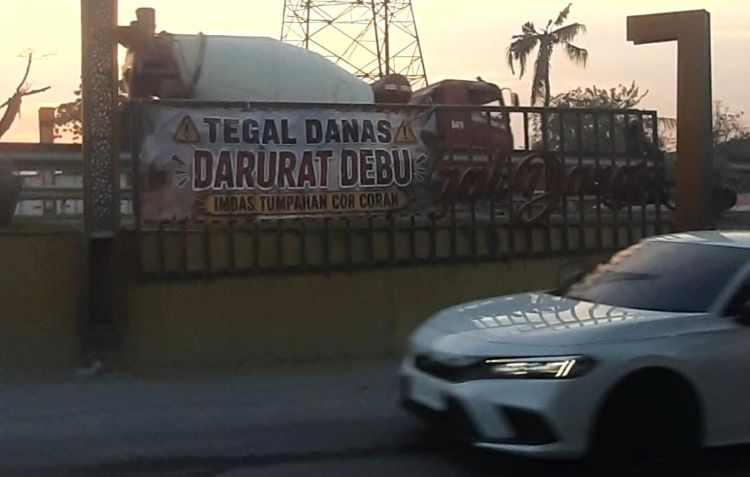 Sebagai bentuk protes, warga Desa Hegarmukti, Kecamatan Cikarang Pusat, Kabupaten Bekasi memasang spanduk bertuliskan ‘Tegal Danas Darurat Debu’ di tepi jalan menuju Kawasan Industri GIIC Deltamas dan Komplek Perkantoran Pemkab Bekasi. Mereka mendesak pihak terkait segera mengambil langkah untuk mengatasi pencemaran debu yang dinilai mengganggu kesehatan dan aktivitas masyarakat.