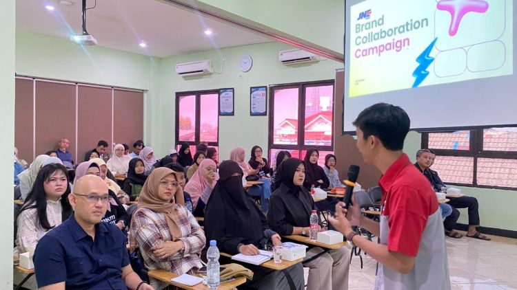 Para pelaku UMKM dibekali kemampuan agar mampu menembus pasar ritel modern melalui pendampingan intensif dan kemitraan strategis.