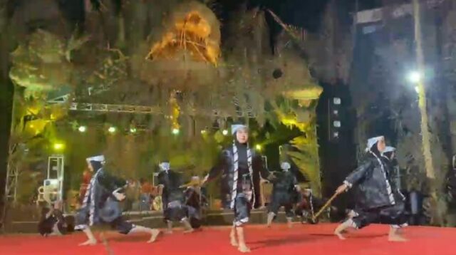 Penampilan Tari Ujungan Bekasi saat tampil di panggung Festival Lima Gunung XXV.