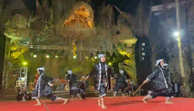 Penampilan Tari Ujungan Bekasi saat tampil di panggung Festival Lima Gunung XXV.