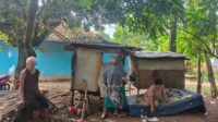 Seorang bocah perempuan berinisial ANS berusia 9 tahun di Kampung Baru, RT 02 RW 05, Desa Lubang Buaya, Kecamatan Setu, Kabupaten Bekasi, menjadi korban diduga peluru nyasar saat sedang bermain bersama teman-temannya, Minggu (05/07) siang