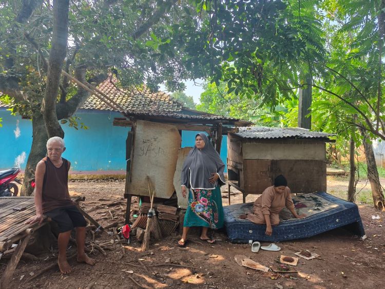 Seorang bocah perempuan berinisial ANS berusia 9 tahun di Kampung Baru, RT 02 RW 05, Desa Lubang Buaya, Kecamatan Setu, Kabupaten Bekasi, menjadi korban diduga peluru nyasar saat sedang bermain bersama teman-temannya, Minggu (05/07) siang