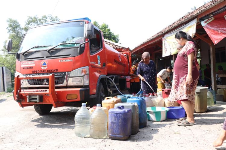 Pendistribusian air bersih di Desa Ridogalih Kecamatan Cibarusah.