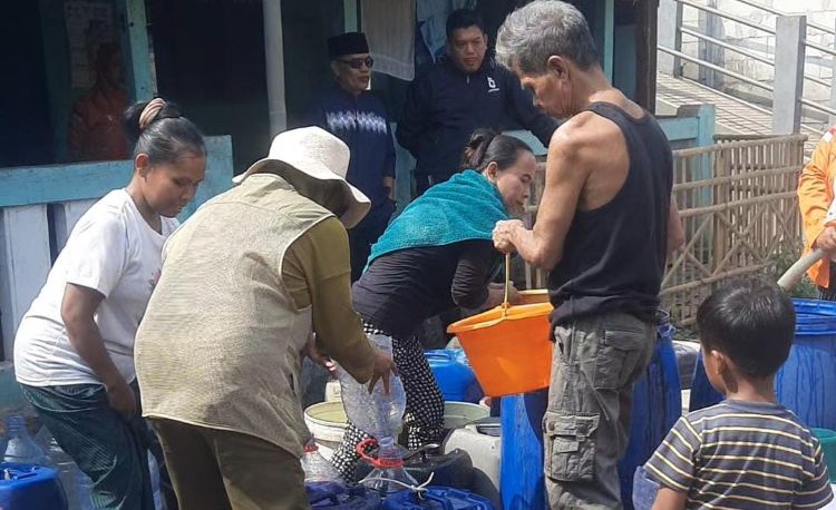 Sebanyak 36 ribu liter air bersih didistribusikan ke Kampung Babakan RT 13 RW 06, Desa Sukasari, Kecamatan Serang Baru, Kabupaten Bekasi, untuk memenuhi kebutuhan warga yang terdampak krisis air bersih akibat musim kemarau.