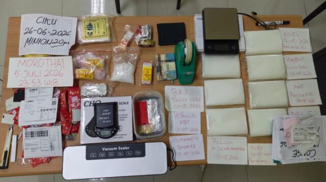 Selain sabu, polisi menyita dua timbangan digital, ratusan plastik klip berbagai ukuran, satu telepon genggam Samsung A32, dus, paper bag, gunting, cutter, selotip, dan lakban bening yang diduga digunakan untuk aktivitas pengemasan narkotika.