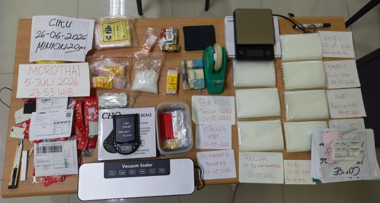 Selain sabu, polisi menyita dua timbangan digital, ratusan plastik klip berbagai ukuran, satu telepon genggam Samsung A32, dus, paper bag, gunting, cutter, selotip, dan lakban bening yang diduga digunakan untuk aktivitas pengemasan narkotika.