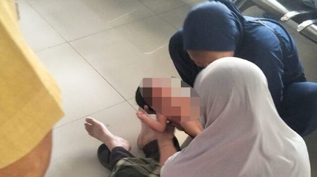 Kepolisian masih memburu pelaku pembuangan bayi perempuan yang ditemukan dalam kondisi hidup di lahan kosong berbatasan dengan Perumahan Grand Wisata, Desa Lambang Jaya, Kecamatan Tambun Selatan, Kabupaten Bekasi, Selasa (14/07) kemarin.