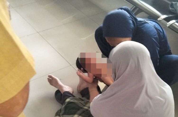 Kepolisian masih memburu pelaku pembuangan bayi perempuan yang ditemukan dalam kondisi hidup di lahan kosong berbatasan dengan Perumahan Grand Wisata, Desa Lambang Jaya, Kecamatan Tambun Selatan, Kabupaten Bekasi, Selasa (14/07) kemarin.