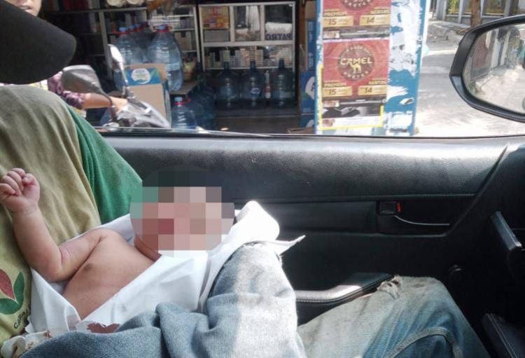 Seorang bayi perempuan ditemukan dalam kondisi masih hidup di lahan kosong yang berbatasan dengan kawasan Perumahan Grand Wisata, Desa Lambang Jaya, Kecamatan Tambun Selatan, Kabupaten Bekasi, Selasa (14/07) siang.