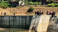 Seorang remaja berinisial AMI (16) pelajar kelas 2 SMK meninggal dunia setelah tenggelam di Bendungan Sungai Cipamingkis, Kampung Loji, Desa Cibarusah Kota, Kecamatan Cibarusah, Kabupaten Bekasi, Kamis (09/07) pagi.