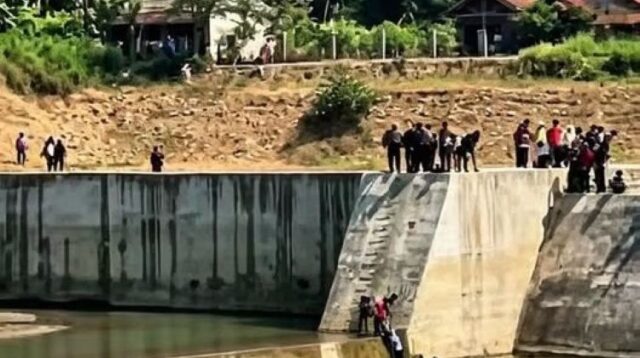 Seorang remaja berinisial AMI (16) pelajar kelas 2 SMK meninggal dunia setelah tenggelam di Bendungan Sungai Cipamingkis, Kampung Loji, Desa Cibarusah Kota, Kecamatan Cibarusah, Kabupaten Bekasi, Kamis (09/07) pagi.