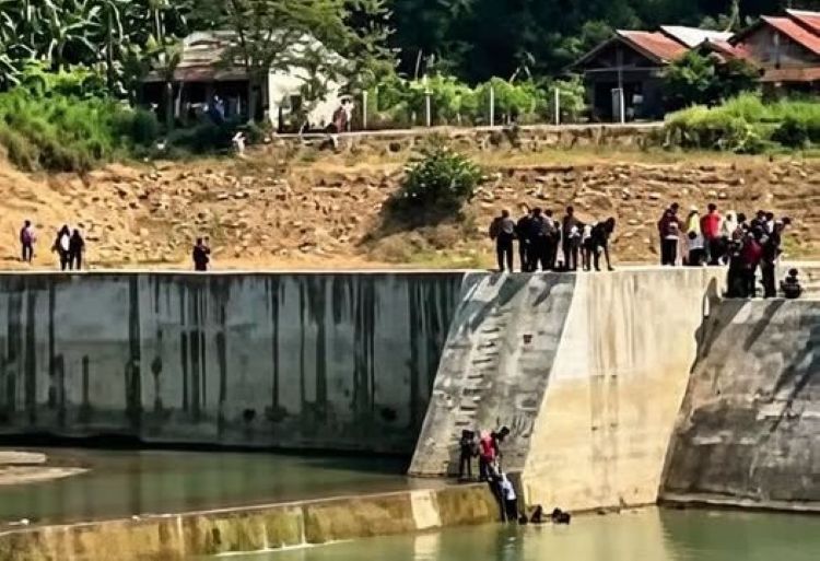 Seorang remaja berinisial AMI (16) pelajar kelas 2 SMK meninggal dunia setelah tenggelam di Bendungan Sungai Cipamingkis, Kampung Loji, Desa Cibarusah Kota, Kecamatan Cibarusah, Kabupaten Bekasi, Kamis (09/07) pagi.