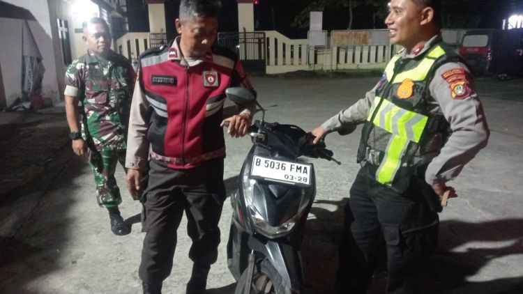 Selain mengamankan dua terduga pelaku, polisi turut mengamankan barang bukti berupa satu unit sepeda motor metik milik korban serta sebuah kunci berbentuk huruf T yang diduga digunakan dalam aksi pencurian di wilayah Serang Baru.
