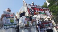 Sejumlah organisasi kemasyarakatan (ormas) Islam di Kabupaten Bekasi yang tergabung dalam Forum Ukhuwah Islamiah (Fukhis) menggelar aksi damai di depan Gerbang Kompleks Perkantoran Pemerintah Kabupaten Bekasi, Kamis (09/07) pagi. Mereka menyatakan penolakan terhadap rencana revisi Peraturan Daerah (Perda) Nomor 3 Tahun 2016 tentang Penyelenggaraan Kepariwisataan yang saat ini tengah dibahas DPRD Kabupaten Bekasi.