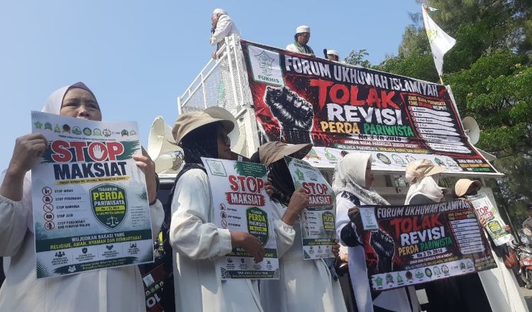Sejumlah organisasi kemasyarakatan (ormas) Islam di Kabupaten Bekasi yang tergabung dalam Forum Ukhuwah Islamiah (Fukhis) menggelar aksi damai di depan Gerbang Kompleks Perkantoran Pemerintah Kabupaten Bekasi, Kamis (09/07) pagi. Mereka menyatakan penolakan terhadap rencana revisi Peraturan Daerah (Perda) Nomor 3 Tahun 2016 tentang Penyelenggaraan Kepariwisataan yang saat ini tengah dibahas DPRD Kabupaten Bekasi.