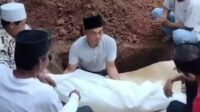 dimakamkan di banten QSH (4), balita korban dugaan penganiayaan oleh ibu tirinya, dimakamkan di kampung halamannya di Kampung Along, Desa Guradog, Kecamatan Curugbitung, Kabupaten Lebak, Banten, Kamis (16/07) pagi.