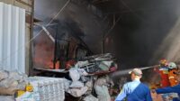 Kebakaran menghanguskan sebuah gudang palet plastik dan lapak pengepul barang bekas di Jalan Raya Buwek Jaya, Kecamatan Cibitung, Kabupaten Bekasi, Senin (27/07) siang