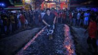 Sejumlah warga mengikuti ritual tahwe (berjalan di atas bara api) sepanjang 7 meter sebagai rangkaian acara peringatan ulang tahun (shejit) ke-342 Kelenteng Ngo Kok Ong Cibarusah, Kabupaten Bekasi.