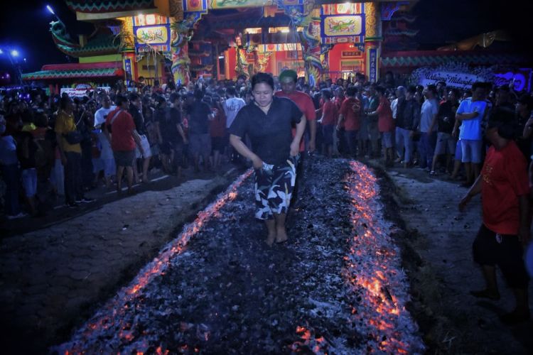 Sejumlah warga mengikuti ritual tahwe (berjalan di atas bara api) sepanjang 7 meter sebagai rangkaian acara peringatan ulang tahun (shejit) ke-342 Kelenteng Ngo Kok Ong Cibarusah, Kabupaten Bekasi.
