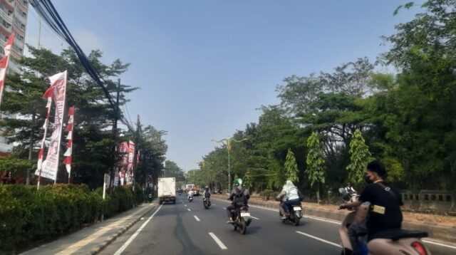 Seorang pria menjadi korban dugaan pengeroyokan di depan Apartemen Mahakam di Jalan Inspeksi Kalimalang, Desa Wangunharja, Kecamatan Cikarang Utara, Kabupaten Bekasi saat mencari istrinya.