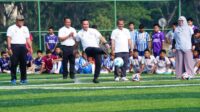 Kick off Turnamen Mini Soccer Antar Pelajar SMP yang digelar Polsek Cikarang Pusat, Sabtu (04/07). Kegiatan yang dipusatkan di di Lapangan Mini Soccer Plaza Pemda Kabupaten Bekasi, Desa Sukamahi, Kecamatan Cikarang Pusat ini digelar dalam rangka memeriahkan HUT Bhayangkara ke-80.