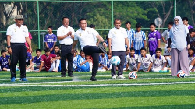 Kick off Turnamen Mini Soccer Antar Pelajar SMP yang digelar Polsek Cikarang Pusat, Sabtu (04/07). Kegiatan yang dipusatkan di di Lapangan Mini Soccer Plaza Pemda Kabupaten Bekasi, Desa Sukamahi, Kecamatan Cikarang Pusat ini digelar dalam rangka memeriahkan HUT Bhayangkara ke-80.