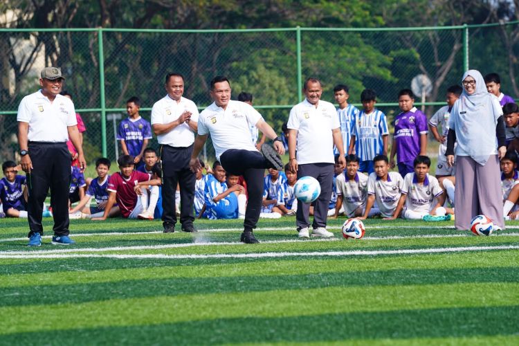 Kick off Turnamen Mini Soccer Antar Pelajar SMP yang digelar Polsek Cikarang Pusat, Sabtu (04/07). Kegiatan yang dipusatkan di di Lapangan Mini Soccer Plaza Pemda Kabupaten Bekasi, Desa Sukamahi, Kecamatan Cikarang Pusat ini digelar dalam rangka memeriahkan HUT Bhayangkara ke-80.