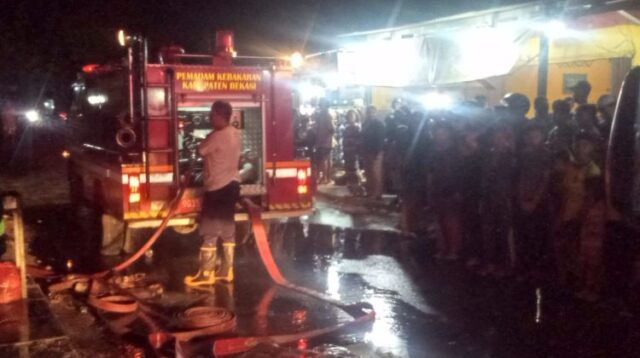 Sebuah rumah toko (ruko) yang digunakan sebagai warung Nasi Padang di Kampung Pelaukan RT 02/01, Desa Karang Rahayu, Kecamatan Karang Bahagia, Kabupaten Bekasi, ludes terbakar pada Sabtu (18/07) petang.