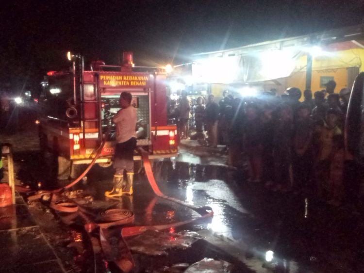 Sebuah rumah toko (ruko) yang digunakan sebagai warung Nasi Padang di Kampung Pelaukan RT 02/01, Desa Karang Rahayu, Kecamatan Karang Bahagia, Kabupaten Bekasi, ludes terbakar pada Sabtu (18/07) petang.