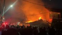Tiga bangunan kios di Jalan Raya Setia Darma, Kecamatan Tambun Selatan, Kabupaten Bekasi, ludes terbakar pada Selasa (14/07) malam.