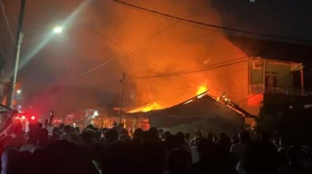 Tiga bangunan kios di Jalan Raya Setia Darma, Kecamatan Tambun Selatan, Kabupaten Bekasi, ludes terbakar pada Selasa (14/07) malam.