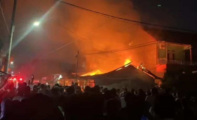 Tiga bangunan kios di Jalan Raya Setia Darma, Kecamatan Tambun Selatan, Kabupaten Bekasi, ludes terbakar pada Selasa (14/07) malam.