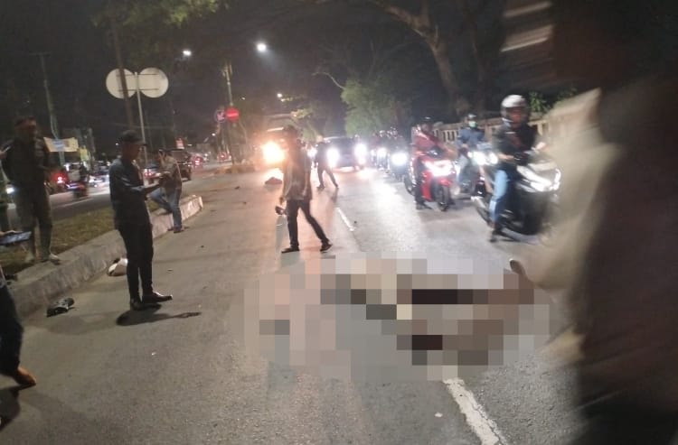 ecelakaan lalu lintas yang melibatkan sepeda motor Honda CBR dan seorang pesepeda terjadi di Jalan Inspeksi Kalimalang, Desa Jayamukti, Kecamatan Cikarang Pusat, Kabupaten Bekasi, Selasa (07/07) malam. Insiden tersebut mengakibatkan pengendara motor meninggal dunia di lokasi kejadian.