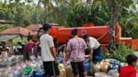 BPBD Kabupaten Bekasi mendistribusikan air bersih untuk warga di Desa Ridogalih, Kecamatan Cibarusah, Kabupaten Bekasi.