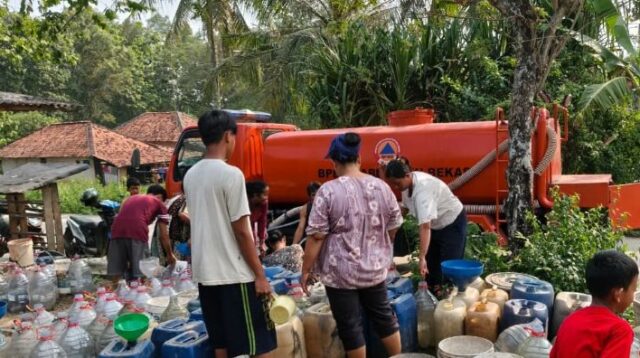 BPBD Kabupaten Bekasi mendistribusikan air bersih untuk warga di Desa Ridogalih, Kecamatan Cibarusah, Kabupaten Bekasi.