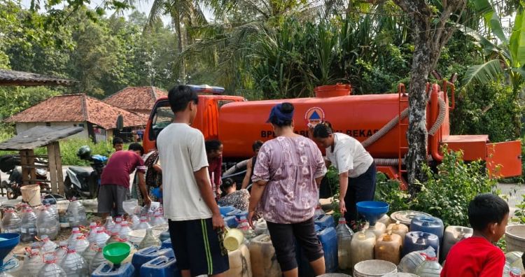 BPBD Kabupaten Bekasi mendistribusikan air bersih untuk warga di Desa Ridogalih, Kecamatan Cibarusah, Kabupaten Bekasi.