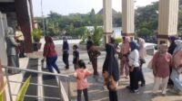 Keluarga korban saat meluapkan kekecewaan usai majelis hakim menjatuhkan vonis yang dinilai ringan terhadap terdakwa N dan F di depan Pengadilan Negeri Cikarang, Selasa (07/07) siang.