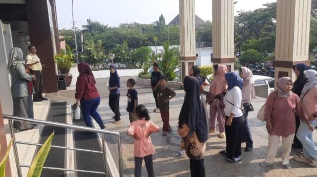 Keluarga korban saat meluapkan kekecewaan usai majelis hakim menjatuhkan vonis yang dinilai ringan terhadap terdakwa N dan F di depan Pengadilan Negeri Cikarang, Selasa (07/07) siang.