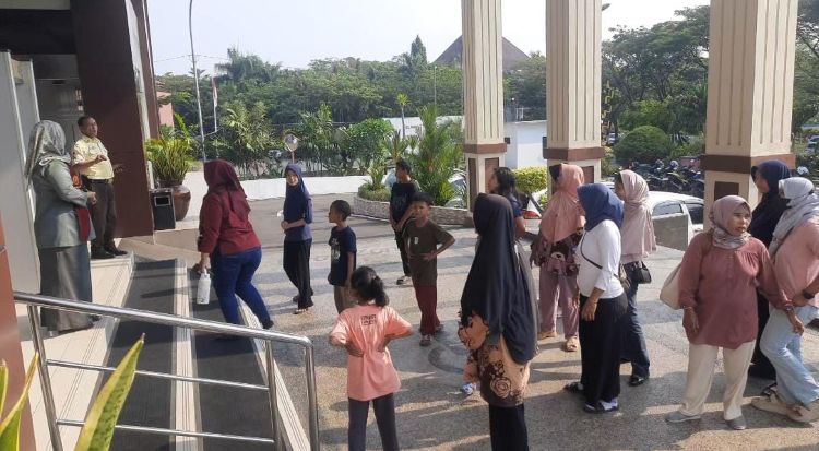 Keluarga korban saat meluapkan kekecewaan usai majelis hakim menjatuhkan vonis yang dinilai ringan terhadap terdakwa N dan F di depan Pengadilan Negeri Cikarang, Selasa (07/07) siang.