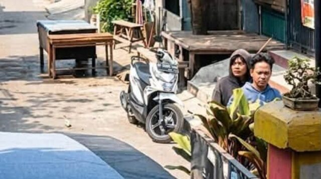 Screenshoot rekaman CCTV saat dua terdug pelaku mengamati situasi di sekitar lokasi di di Perum Citra Villa Wanasari, Kecamatan Cibitung, Kabupaten Bekasi, Rabu (22/07) pagi.