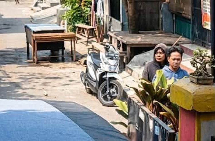 Screenshoot rekaman CCTV saat dua terduga pelaku yang tengah mengamati situasi di sekitar lokasi di di Perum Citra Villa Wanasari, Kecamatan Cibitung, Kabupaten Bekasi, Rabu (22/07) pagi.