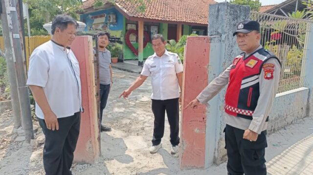 Dua orang pencuri menggondol pagar besi tambahan milik SMP Negeri 02 Babelan, Kabupaten Bekasi, pada Rabu (22/07) dini hari. Aksi pelaku terekam kamera pengawas (CCTV) dan kini tengah diselidiki pihak kepolisian setempat.