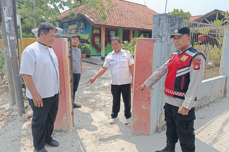 Dua orang pencuri menggondol pagar besi tambahan milik SMP Negeri 02 Babelan, Kabupaten Bekasi, pada Rabu (22/07) dini hari. Aksi pelaku terekam kamera pengawas (CCTV) dan kini tengah diselidiki pihak kepolisian setempat.