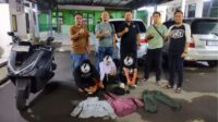 maling uang Rp35 juta serang baru Unit Reserse Kriminal Polsek Serang Baru mengungkap kasus dugaan pencurian tas berisi uang tunai Rp35 juta dan telepon seluler dari dalam sebuah mobil yang terparkir di Kampung Sampora RT 002/RW 001, Desa Jayasampurna, Kecamatan Serang Baru, Kabupaten Bekasi. Tiga terduga pelaku berhasil diamankan dalam pengembangan penyelidikan.
