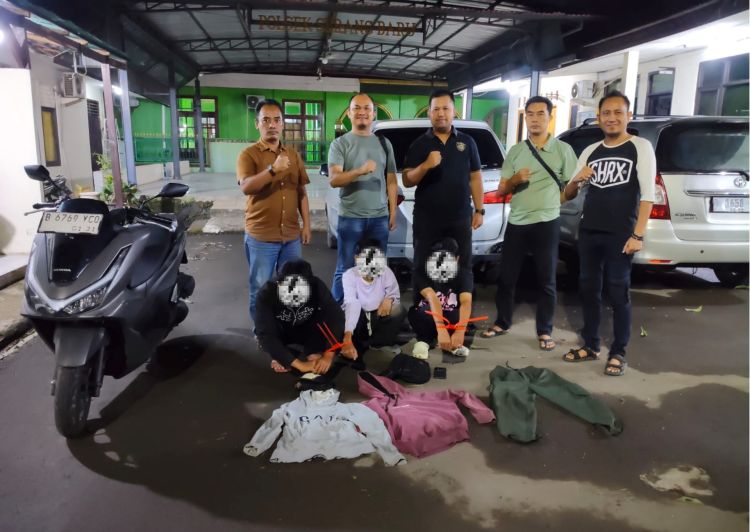 Unit Reserse Kriminal Polsek Serang Baru mengungkap kasus dugaan pencurian tas berisi uang tunai Rp35 juta dan telepon seluler dari dalam sebuah mobil yang terparkir di Kampung Sampora RT 002/RW 001, Desa Jayasampurna, Kecamatan Serang Baru, Kabupaten Bekasi. Tiga terduga pelaku berhasil diamankan dalam pengembangan penyelidikan.